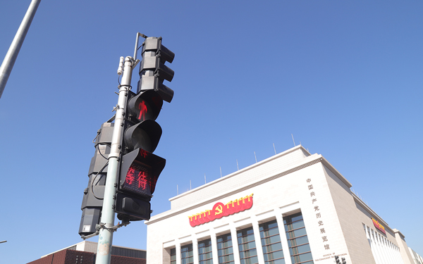 400 high-power lighting fixtures and triple semi pedestrian lights, standardized phase one, at the intersection of the Olympic Sports Party History Museum